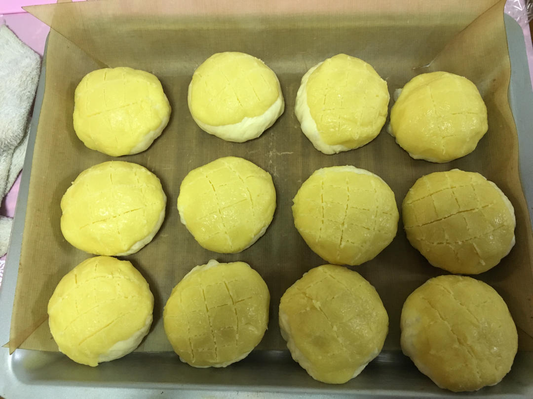 好吃到炸裂的港式菠萝包（附带制作酥皮的小视频）