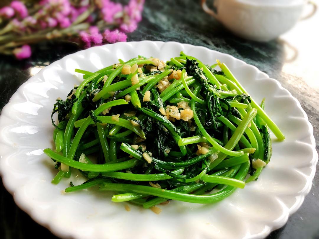 简单快手：蒜蓉茼蒿的做法