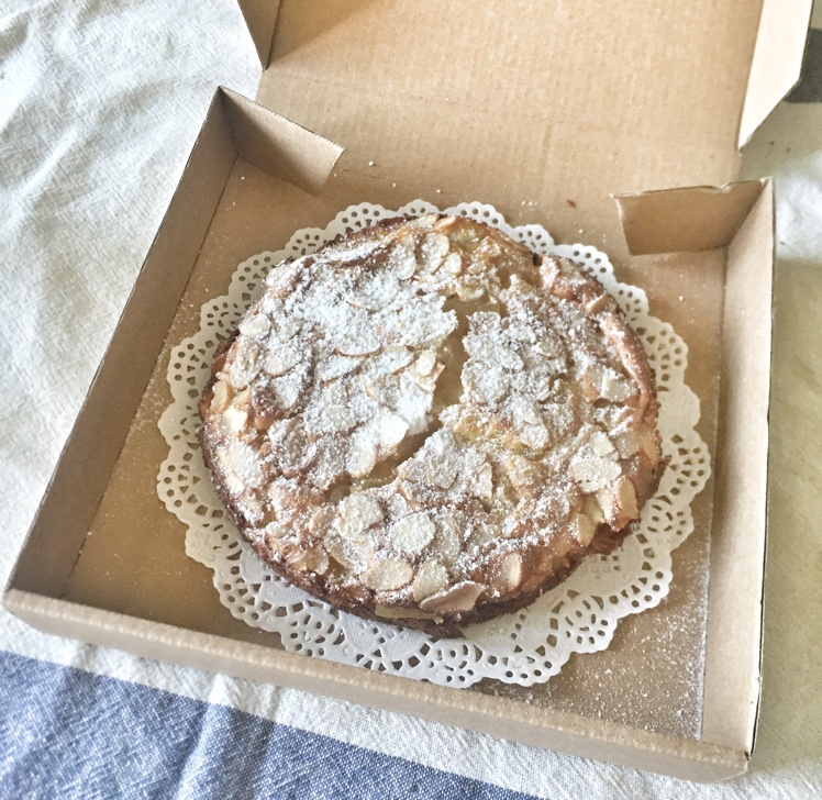 法国传统甜点啤梨杏仁克拉芙缇