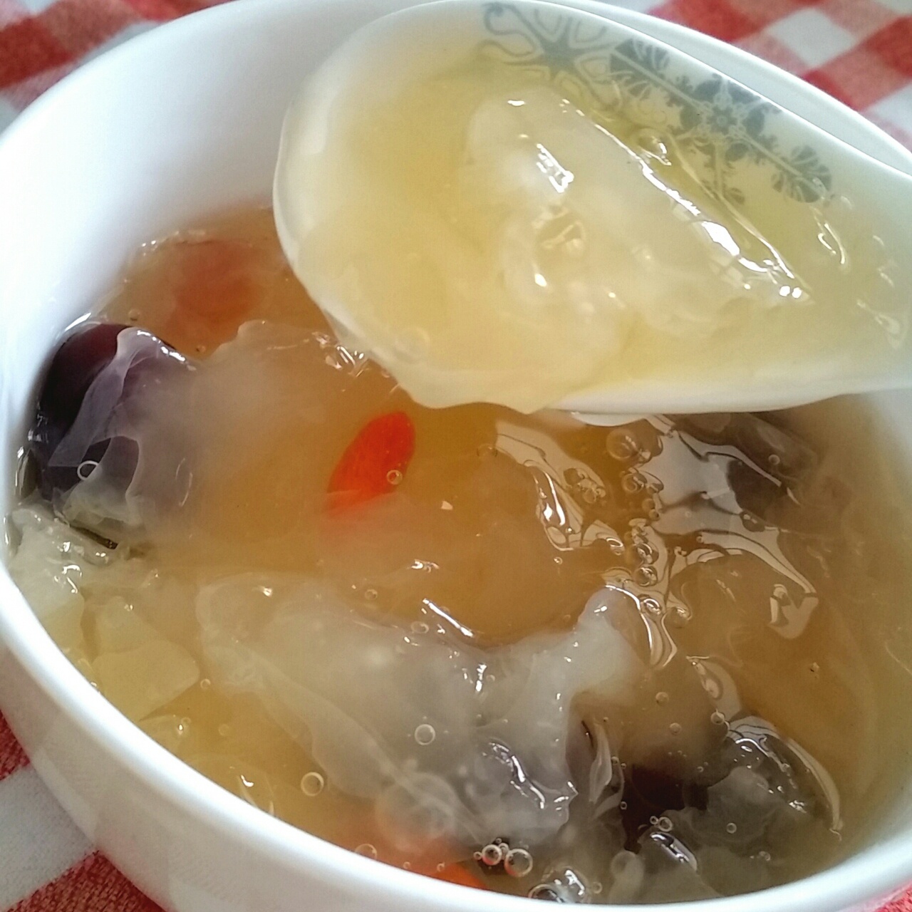 银耳红枣枸杞甜汤