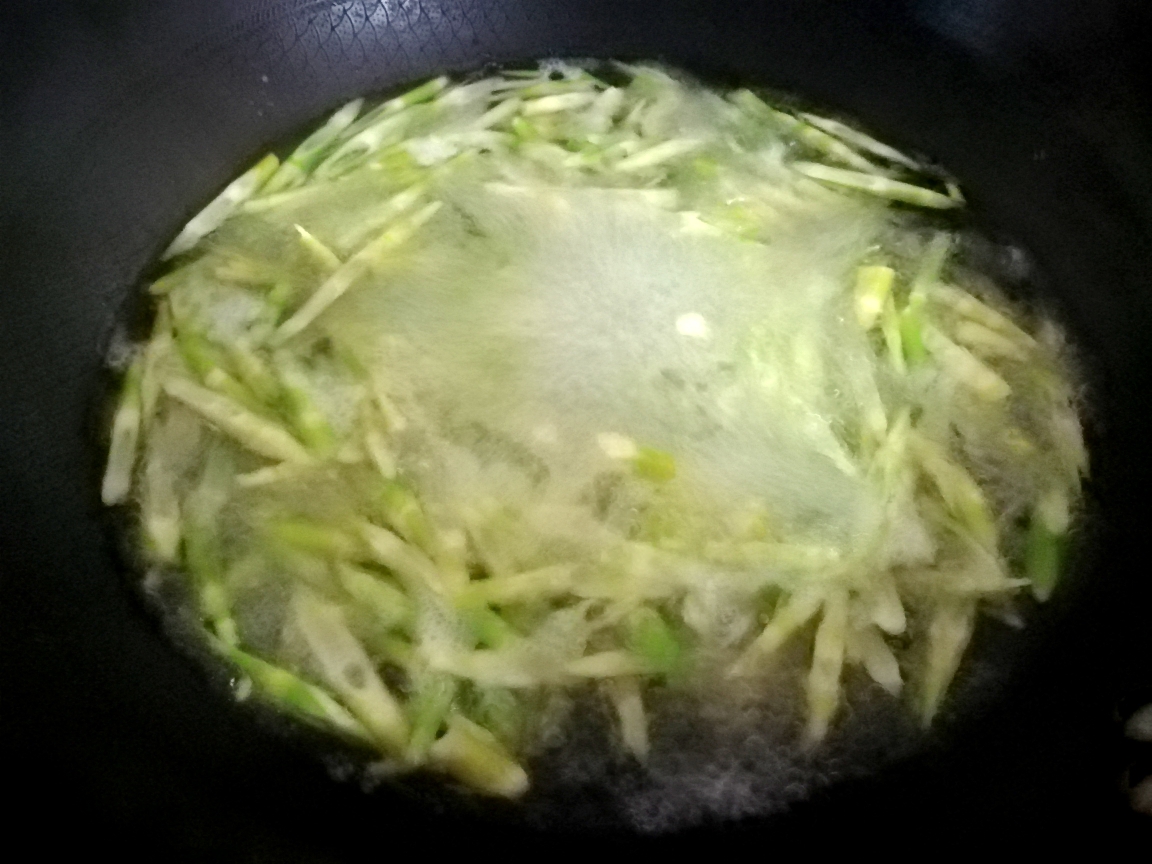 超下饭的腊肉炒小竹笋的做法 步骤1