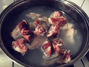 东北拆骨肉炖酸菜的做法 步骤2