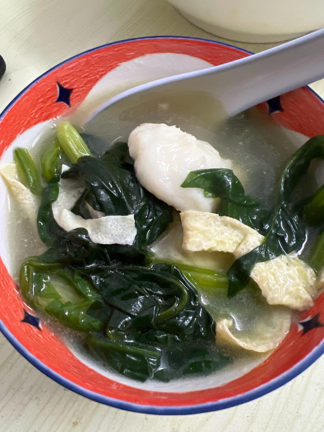 简单易学，清淡好喝～鱼丸鸡蛋菠菜汤
