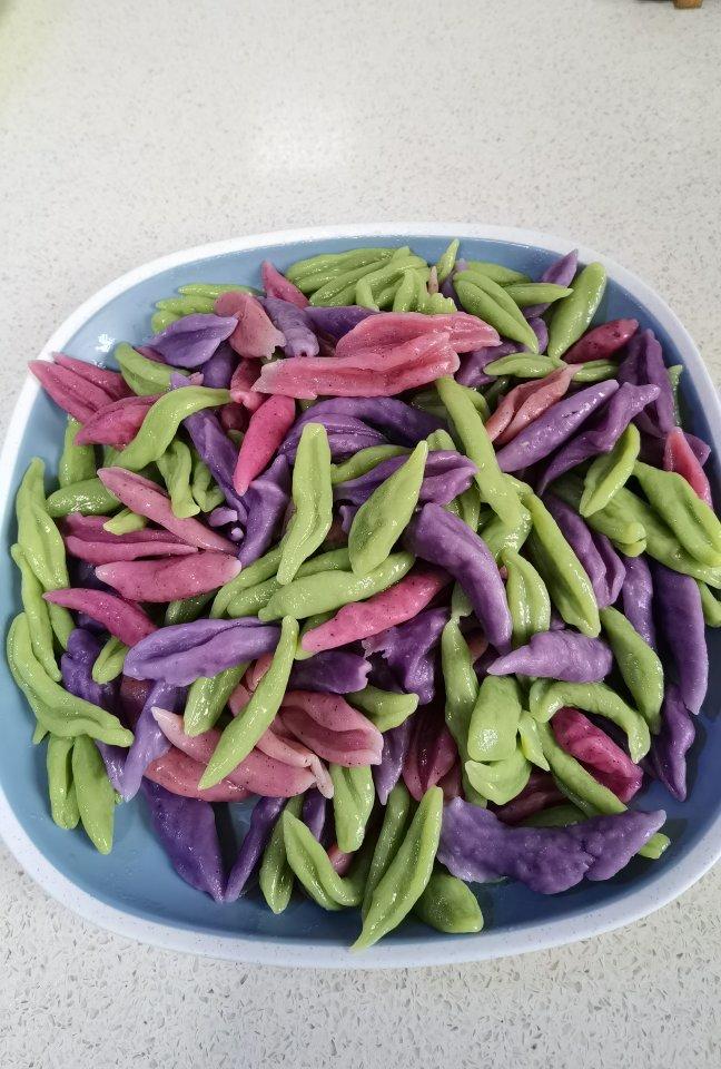 引发食欲的五彩缤纷小鱼面