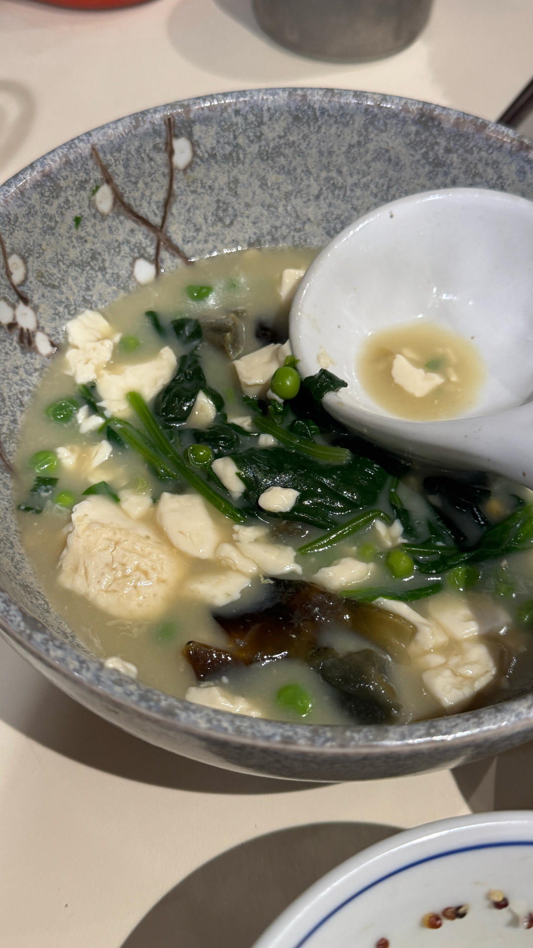 菠菜豆腐皮蛋汤：碱性菜