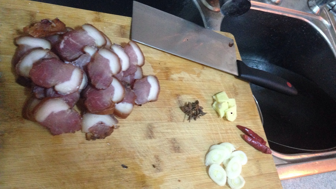 腊肉烧小土豆的做法 步骤3
