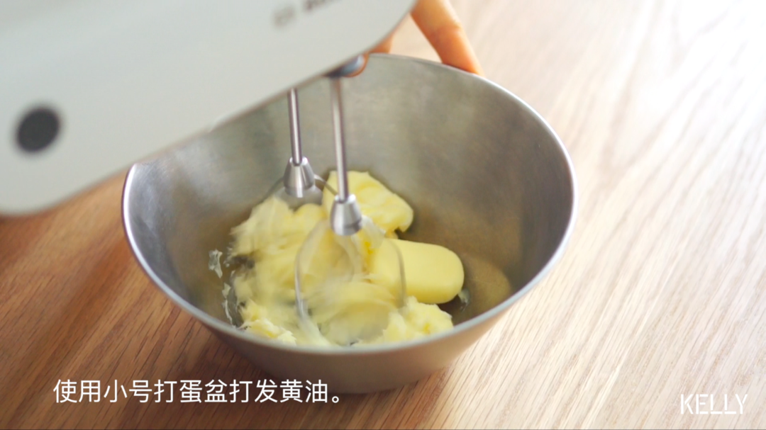 無需抹面的輕卡紅絲絨蛋糕/低卡配方+裝飾竅門+擠花方法/烘焙視頻蛋糕篇11「美式蛋糕」的做法 步驟3