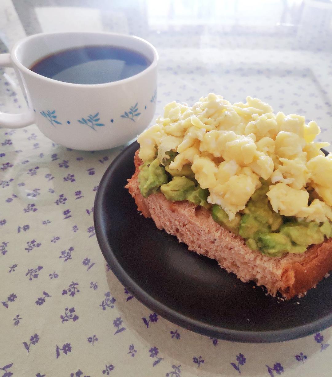 减脂也能吃的牛油果滑蛋吐司