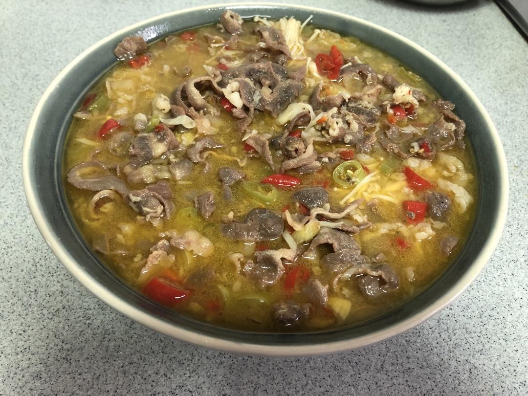 酸汤肥牛金针菇