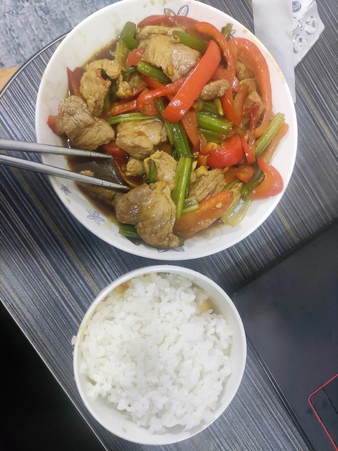 能干三碗饭的芹菜炒肉