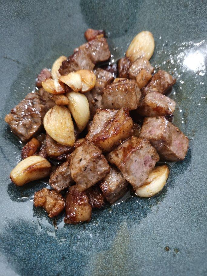 复刻天津桂园餐厅的黑蒜子牛肉粒