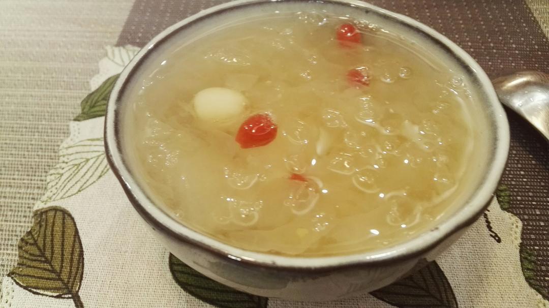 秋季滋补--雪梨银耳莲子羹