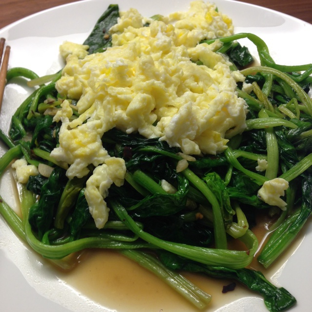 麻油蒜蓉菠菜铺蛋