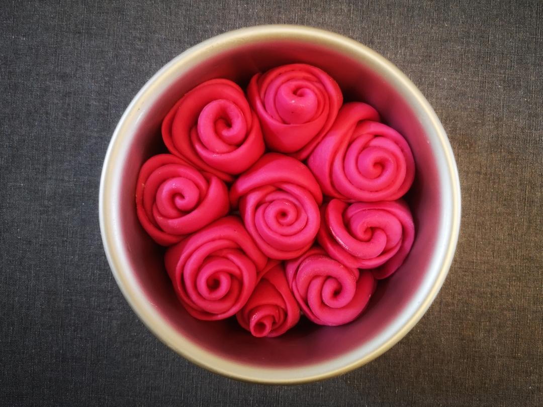 奶香酥粒花朵面包