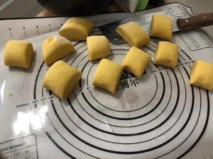 一次发酵的南瓜玉米面馒头和烙饼的做法 步骤5
