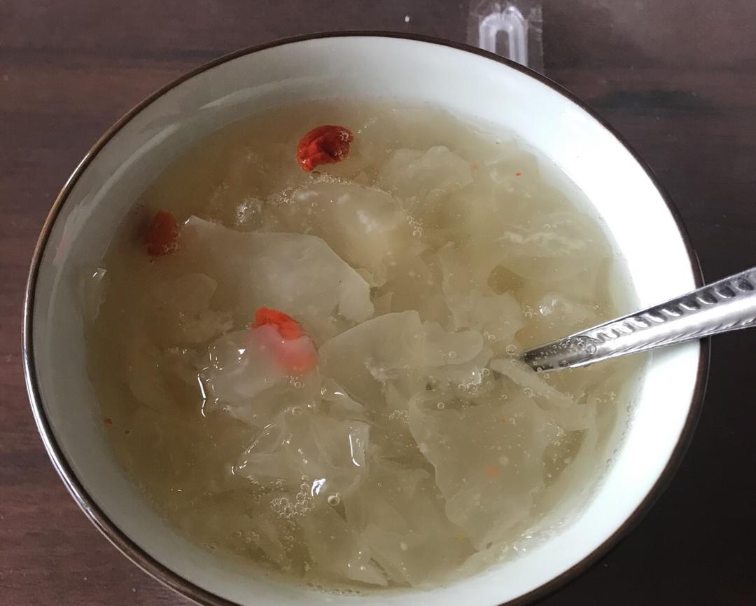 银耳汤快速泡发出胶的密诀