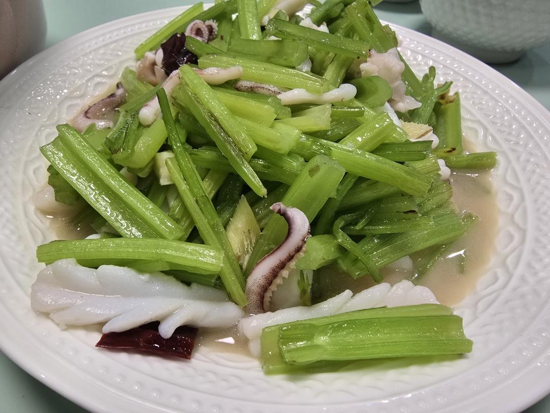 芹菜炒鱿鱼