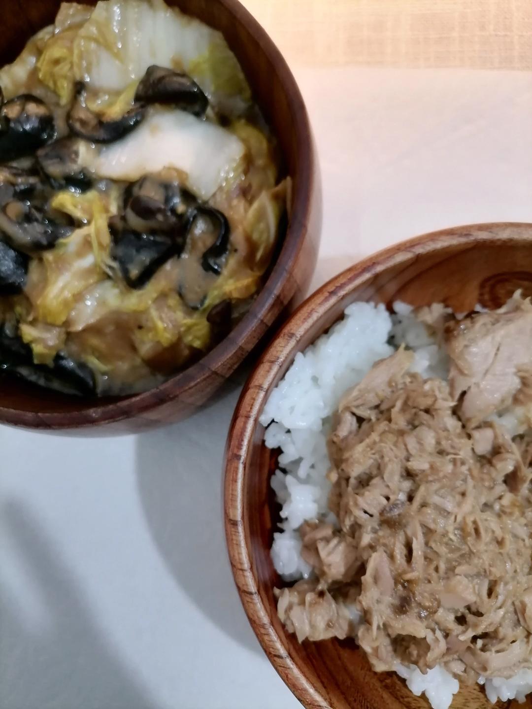 午饭。醋溜娃娃菜炒木耳+小小火🔥炒金枪鱼罐头🥫