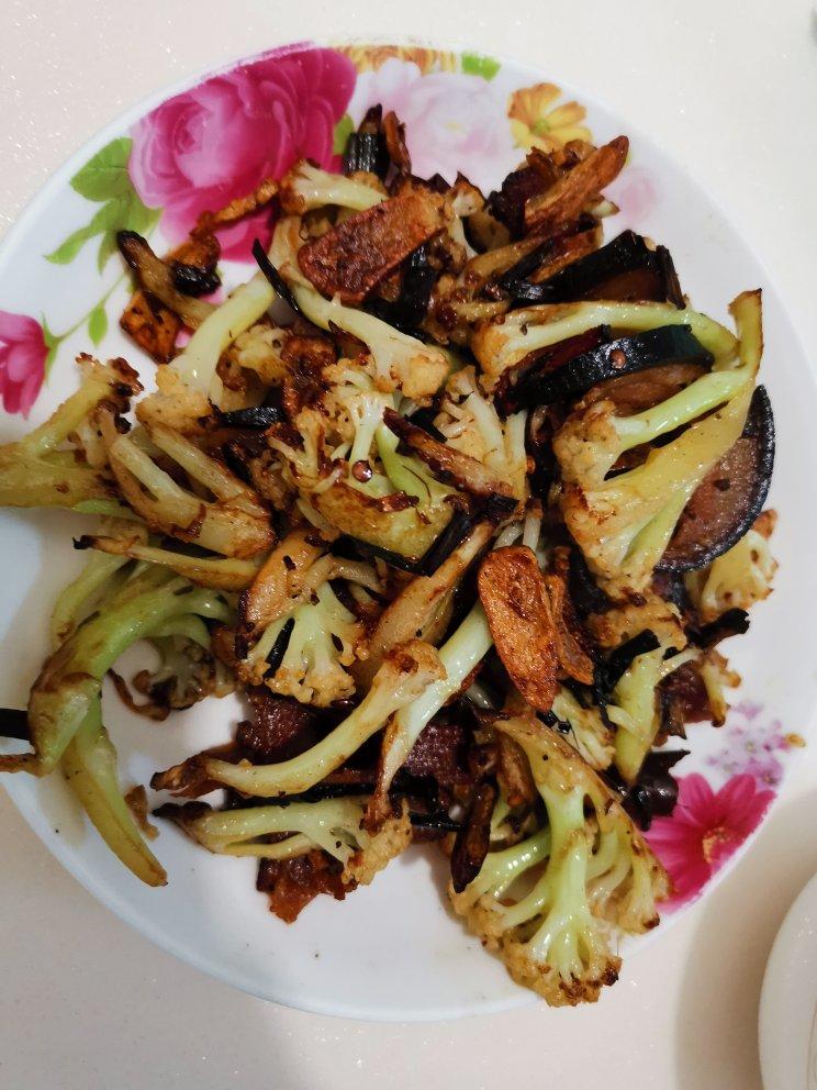 腊肉腊肠炒有机花菜