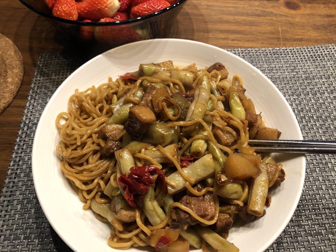 教你一种面条的新吃法,不用煮不用炒！五花肉豆角焖面