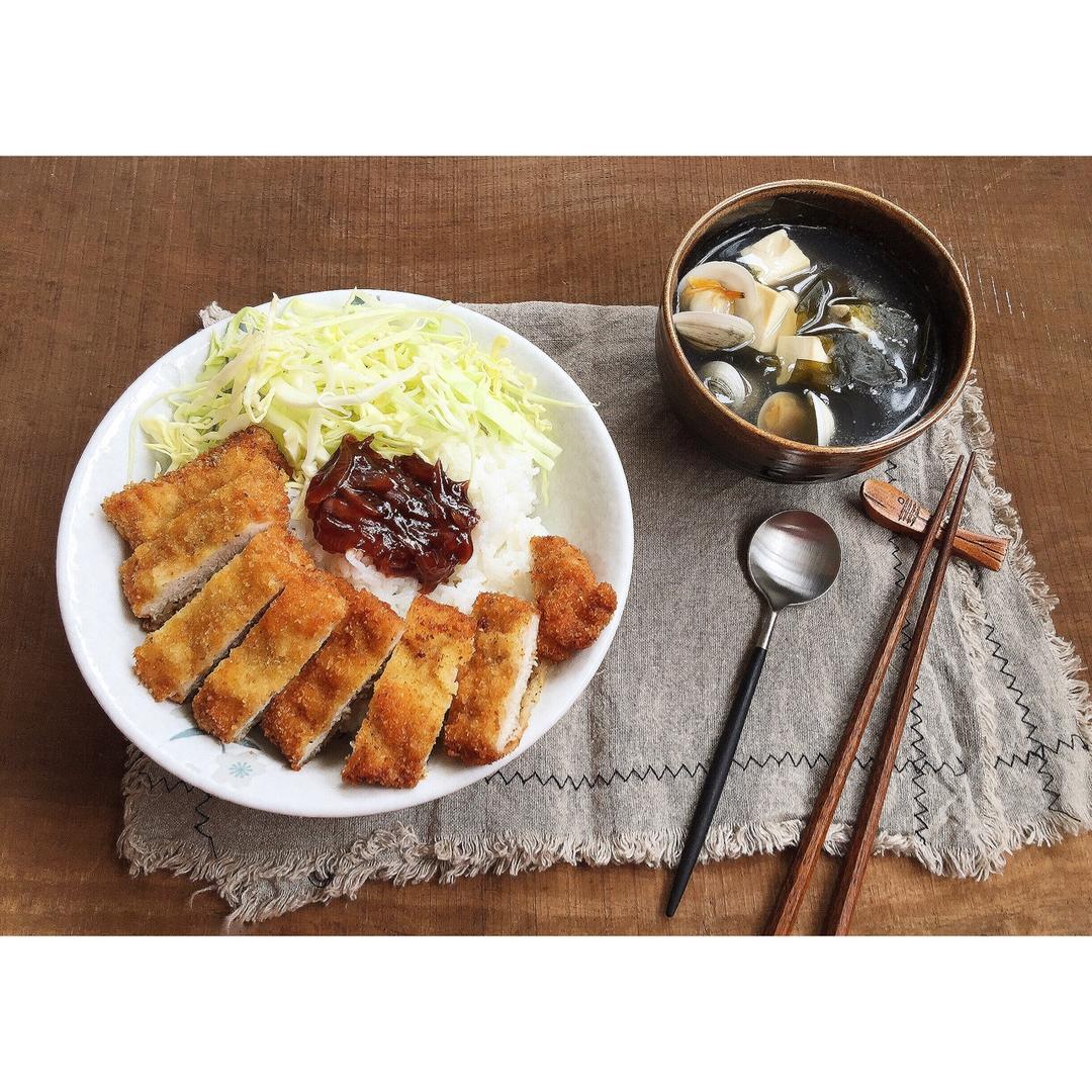 日式猪排饭配味噌汤