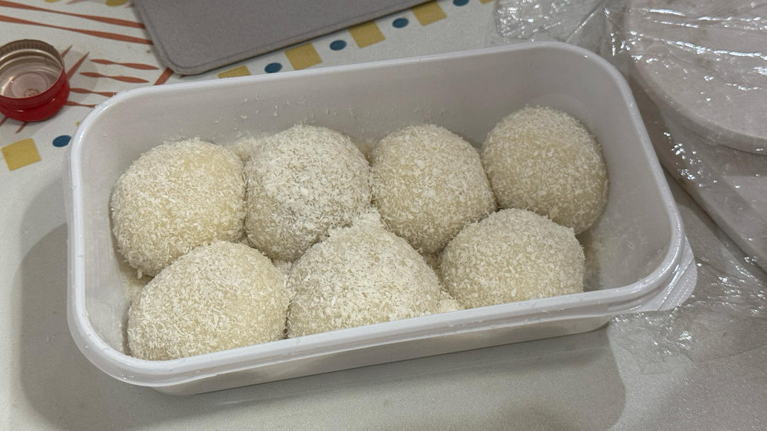 秒杀甜品店的椰蓉芋泥糯米糍