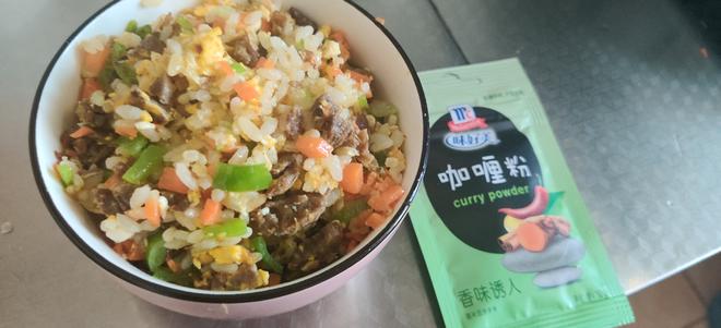 咖喱牛肉炒饭的做法