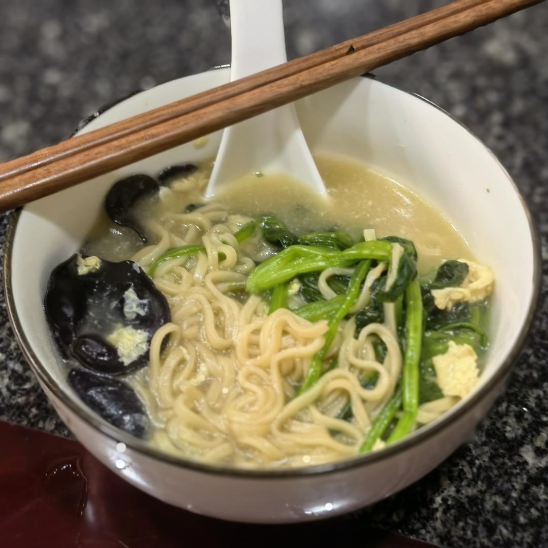 菠菜金针菇木耳（火锅剩菜）鸡蛋面