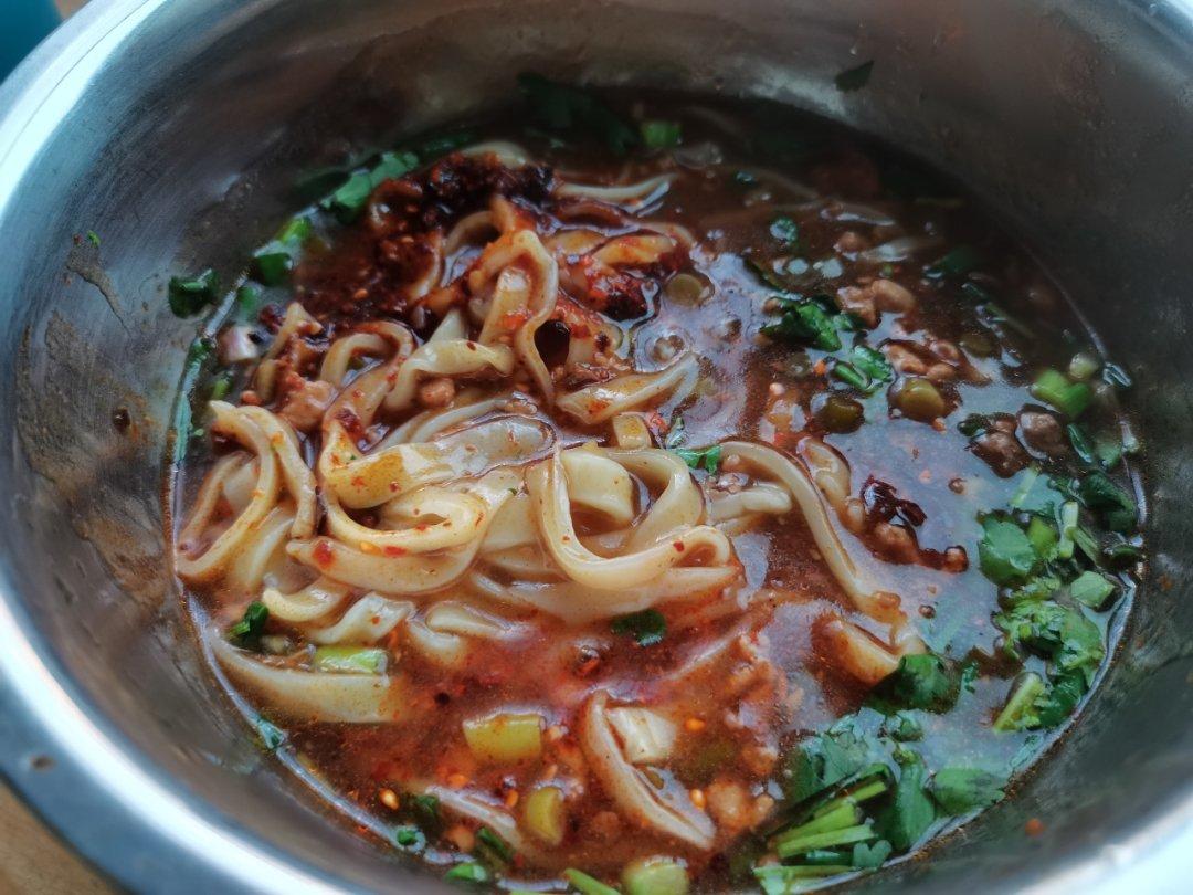炸酱面（带汤头蒜苔版）