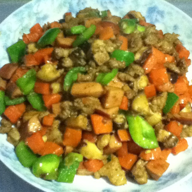 红萝卜青椒香菇炒肉末