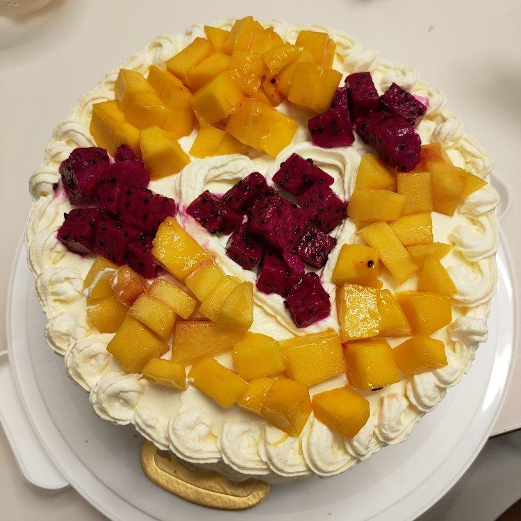 开心男男做的8寸水果生日蛋糕