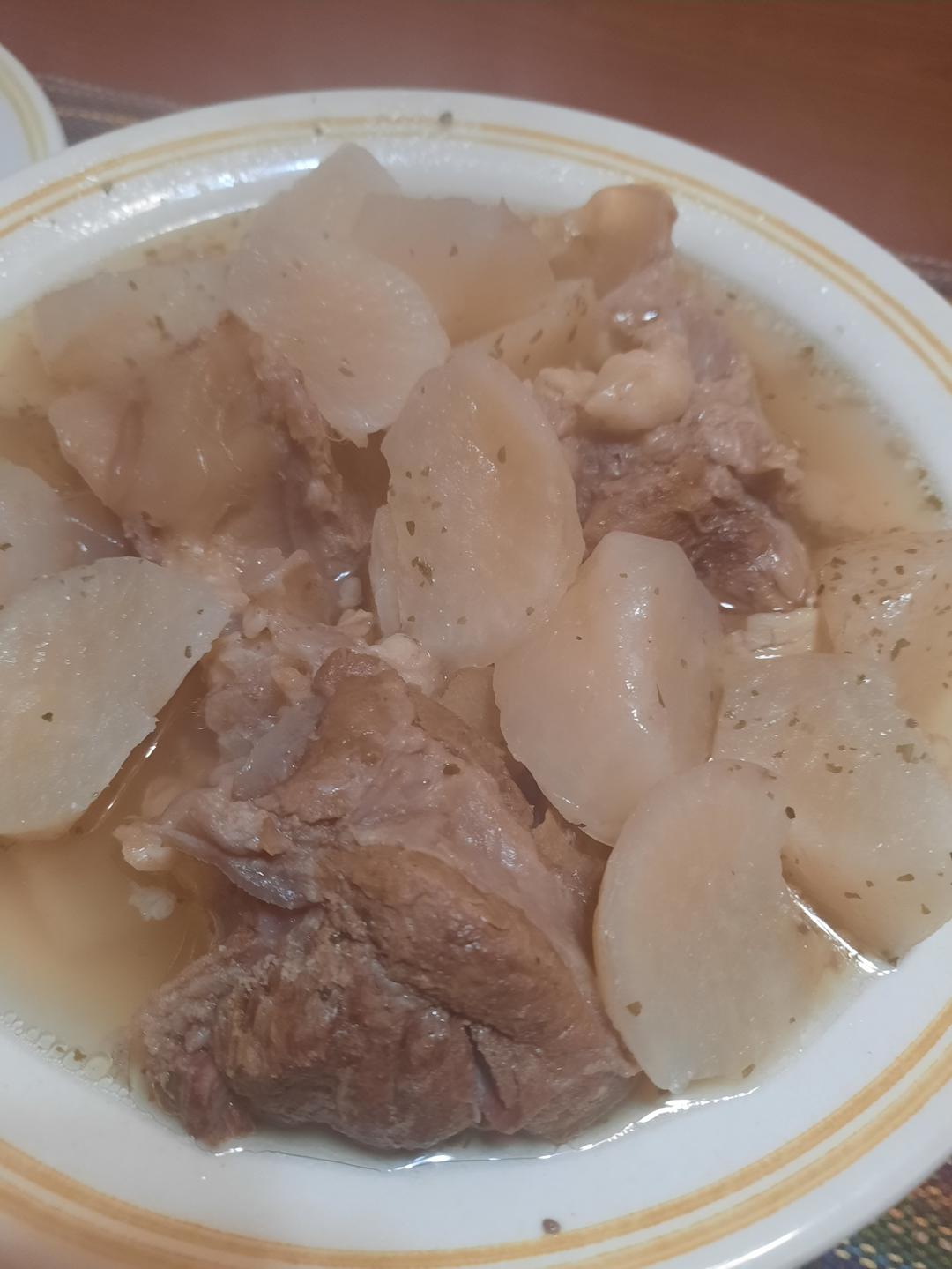 清炖牛骨汤（原汁原味，香气四溢，冬天的早晨喝一碗，好满足😄）