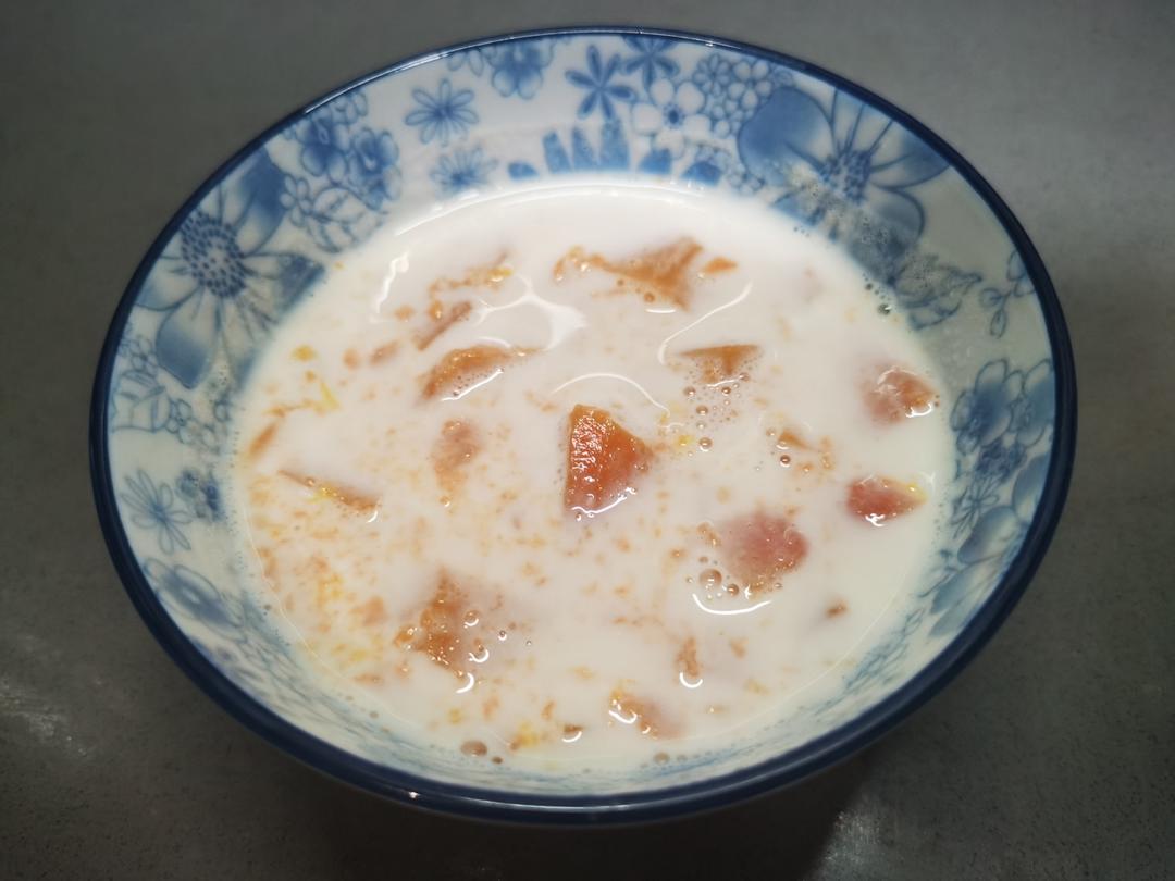 果香浓郁的木瓜炖奶