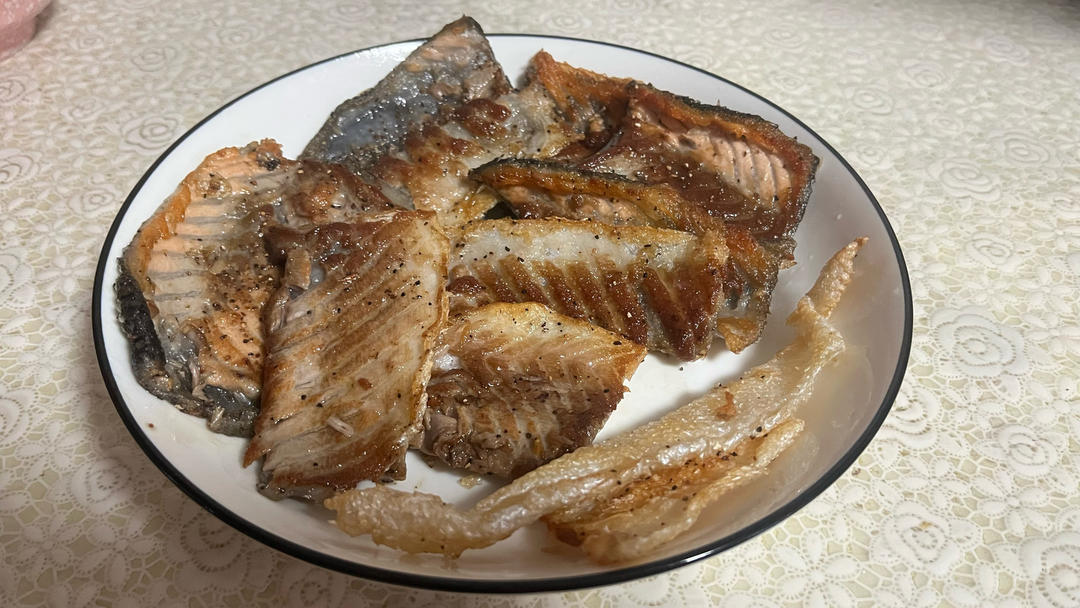 【香煎三文鱼皮 -- 味蕾的盛宴】