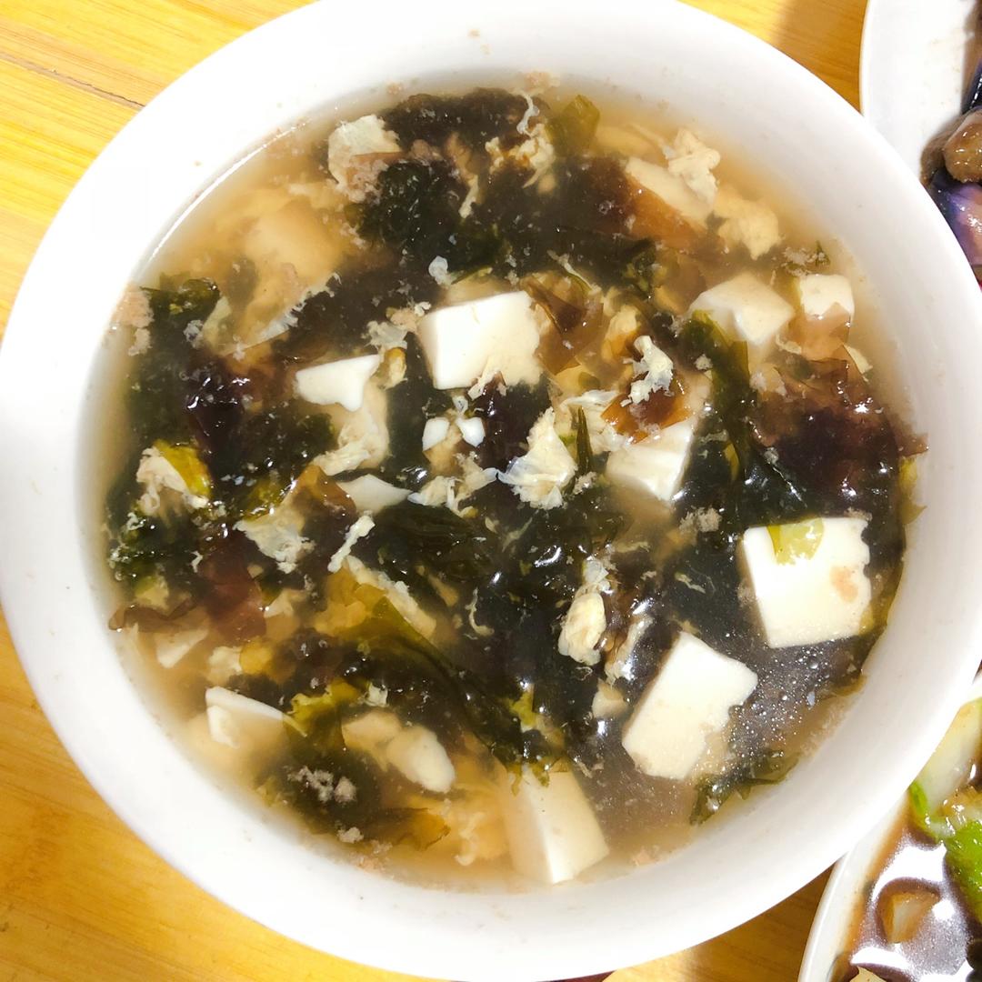 出门被猫追做的紫菜豆腐蛋花汤