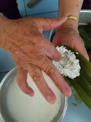记录70岁老妈包粽子的做法 步骤7
