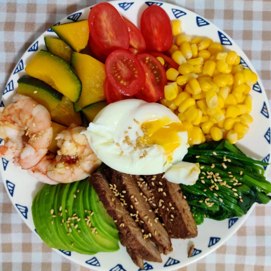 健康美味的牛肉大虾波奇饭！！牛油果和芒果一口包的感觉太棒！