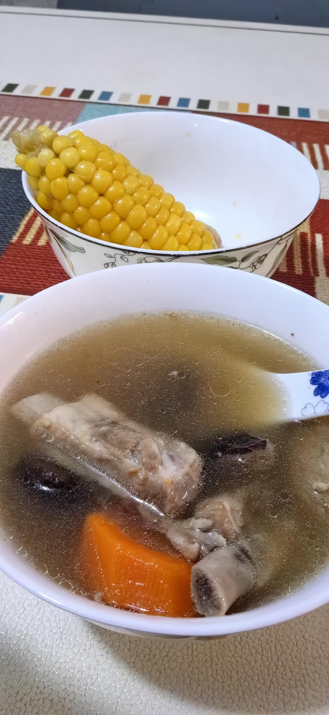 排骨香菇玉米莲藕汤