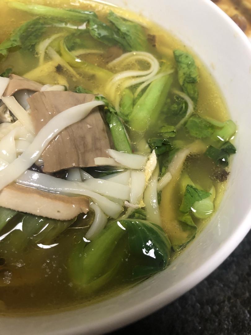 小美松茸鸡汤面