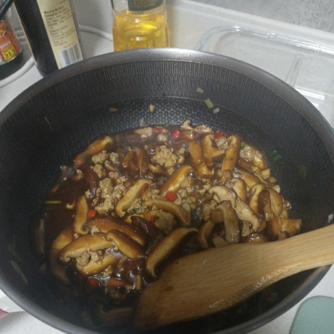 酱汁浓郁！超级下饭的家常菜肉末香菇