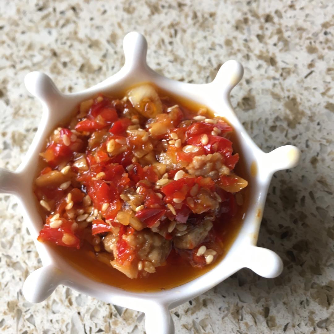 做法简单又百搭又非常好吃的蒜蓉辣椒酱的做法