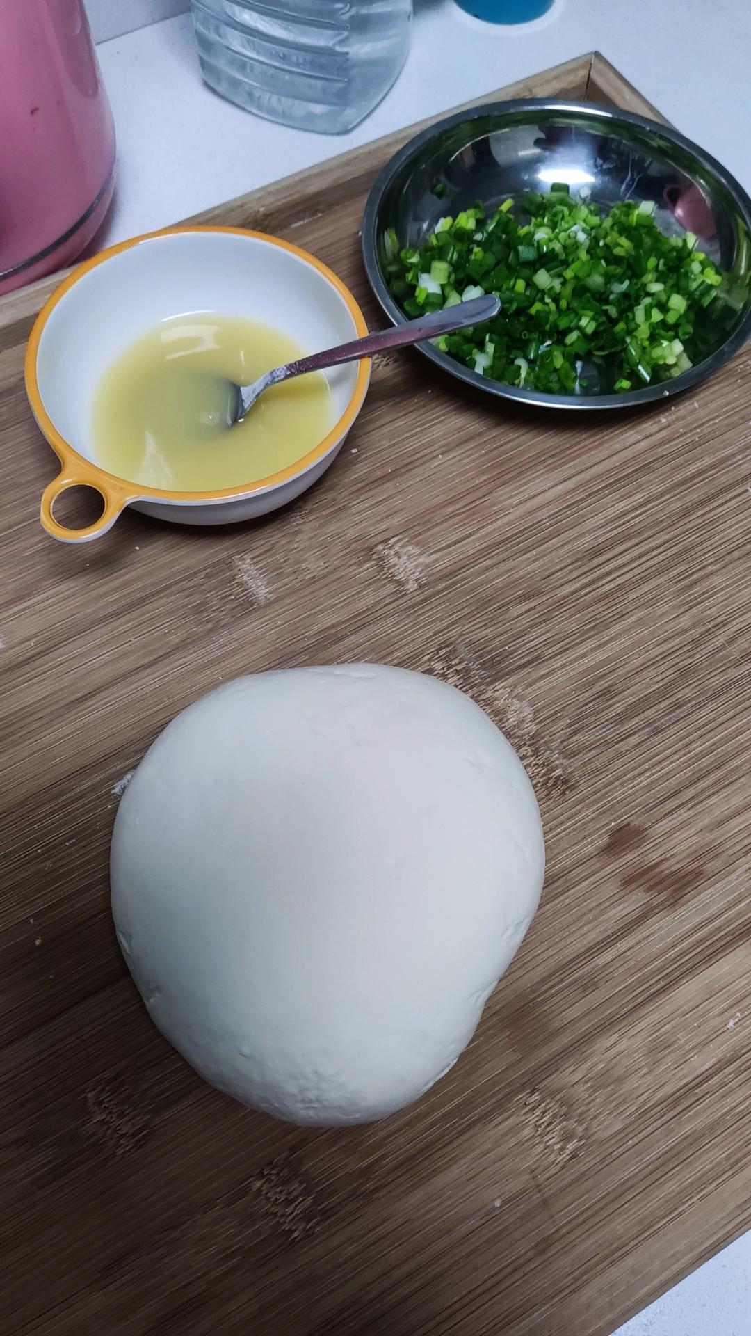 家常葱油饼 柔软多层 凉了也不硬 附细节视频详解