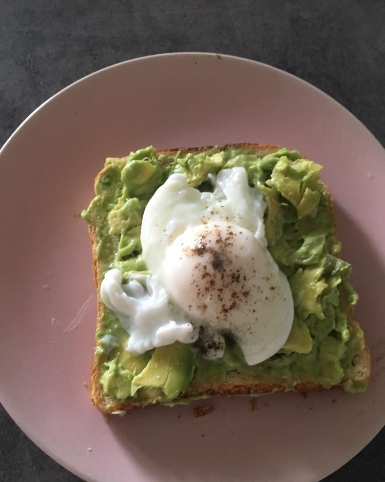 【健康能量早餐】流黄荷包蛋牛油果酱配全麦面包