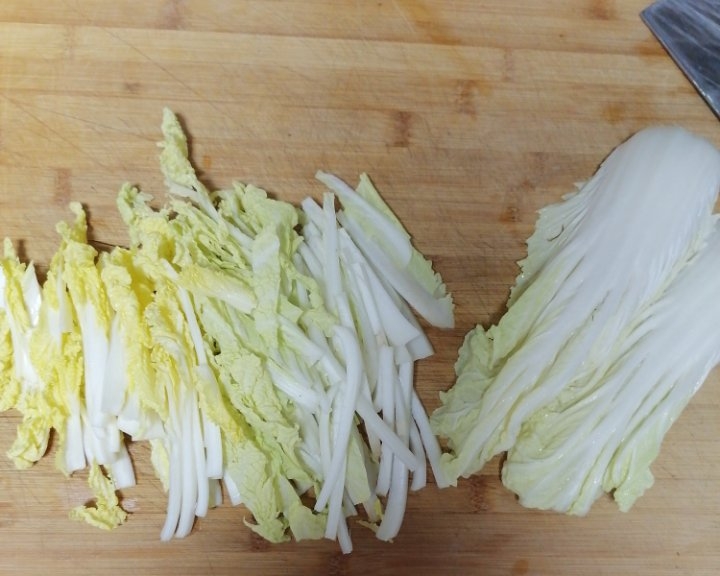 炝炒醋溜白菜——每一根白菜都被淀粉汁包裹，滑溜爽口开胃易操作哦😜😜的做法 步骤1