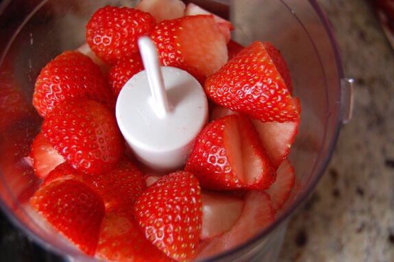 原始饮食之甜点-草莓风味果泥干的做法 步骤1