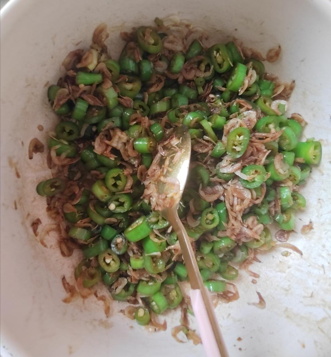 其貌不扬，但超级下饭的天津小菜-虾皮炒辣椒丝