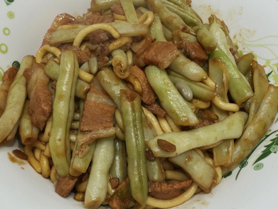 五花肉焖豆角的做法