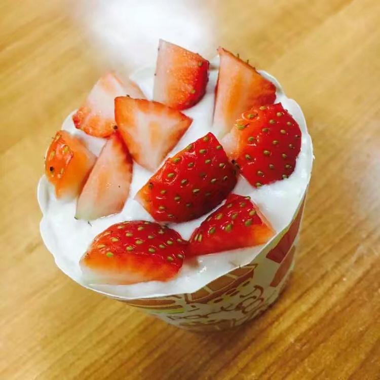草莓奶油纸杯蛋糕