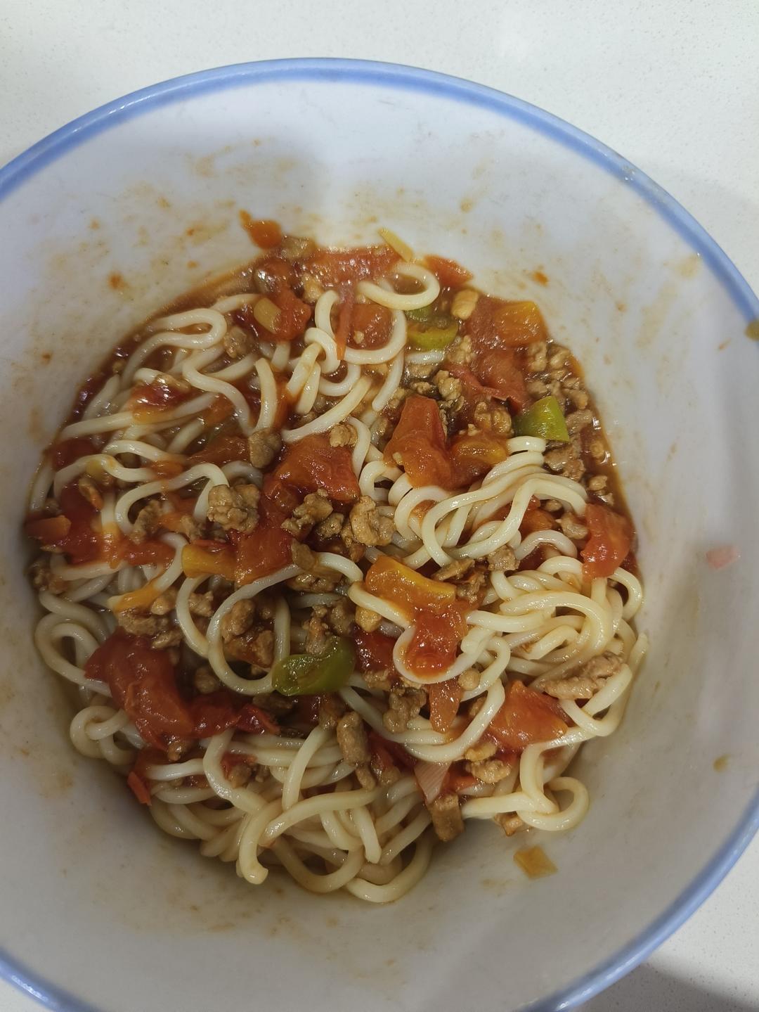 一碗根本不够的番茄肉酱面