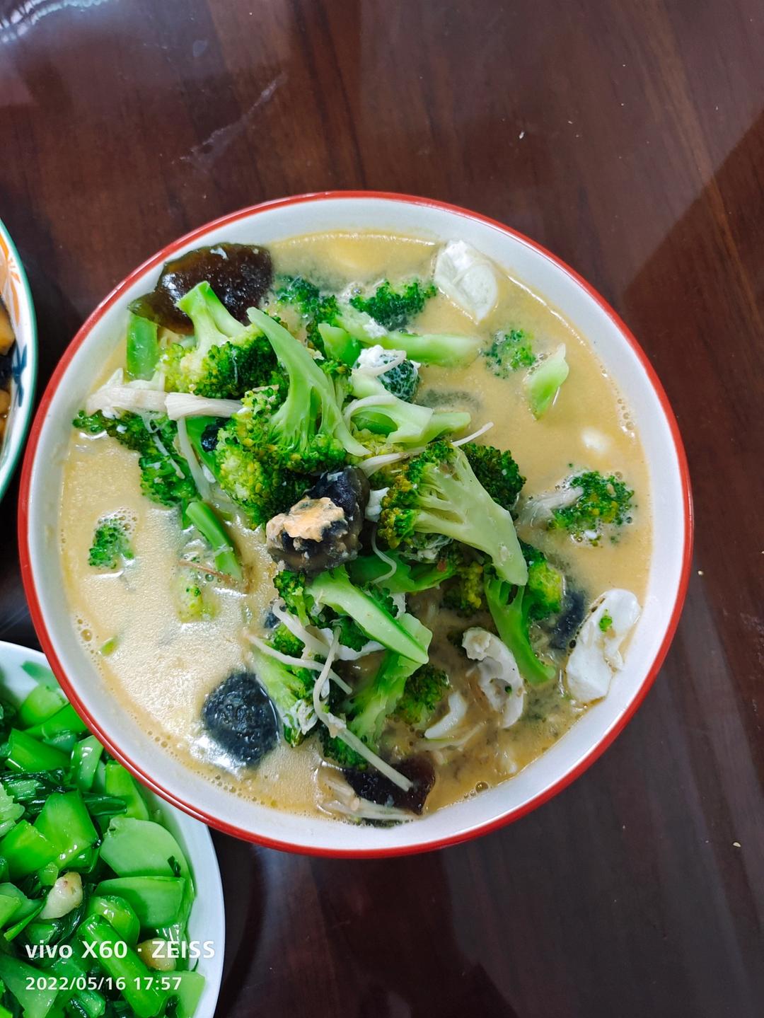 简单易学小孩老人爱吃的上汤皮蛋咸鸭蛋西兰花